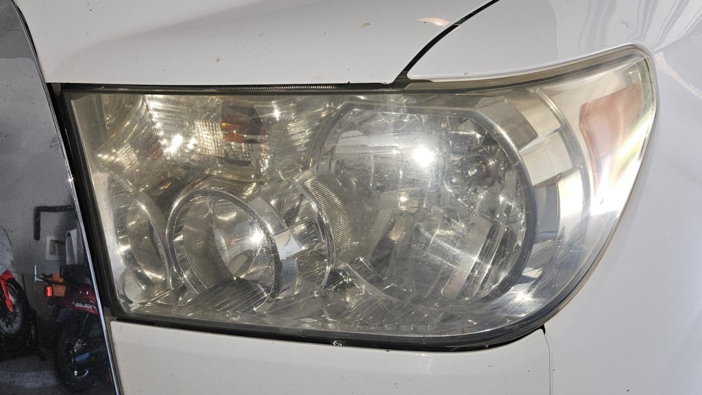 07Tundra_Original head Lamps.jpg