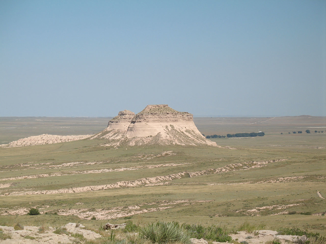 1280px-Pawnee_Buttes2010.jpg