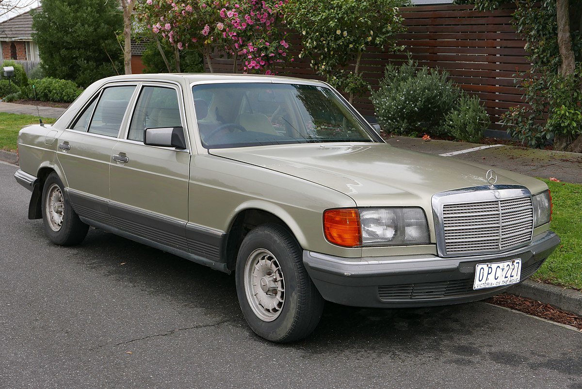 1984_Mercedes-Benz_380_SE_(W_126)_sedan_(2015-08-07)_01.jpg