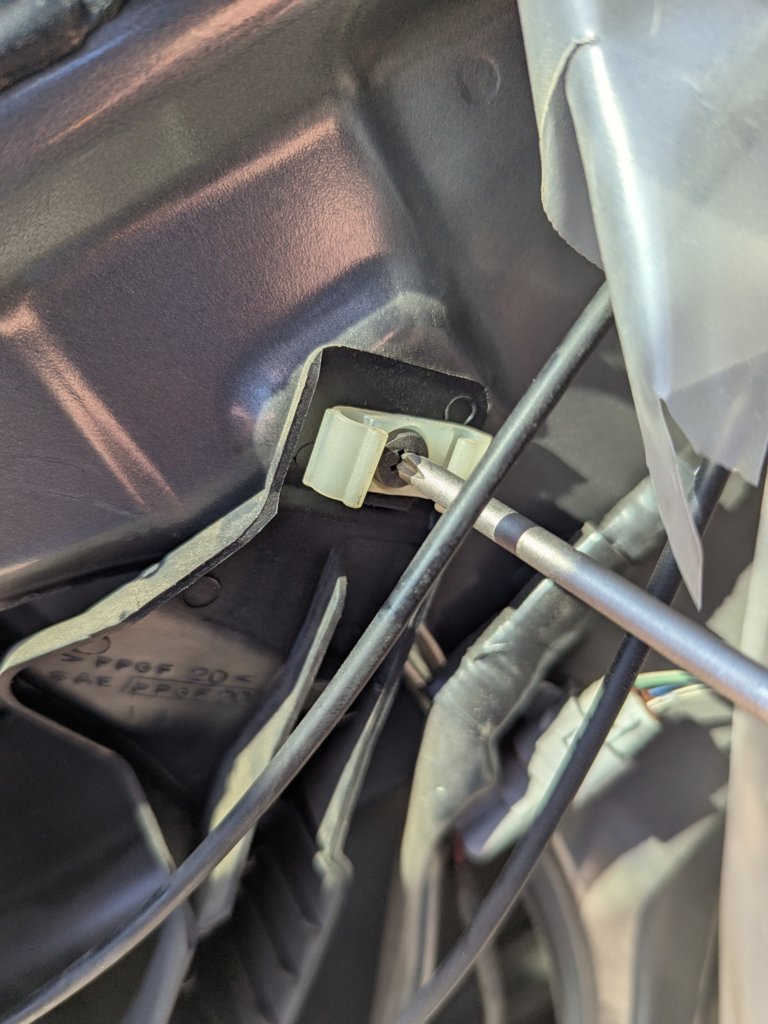 2.2 Remove cable clamp screw.jpg