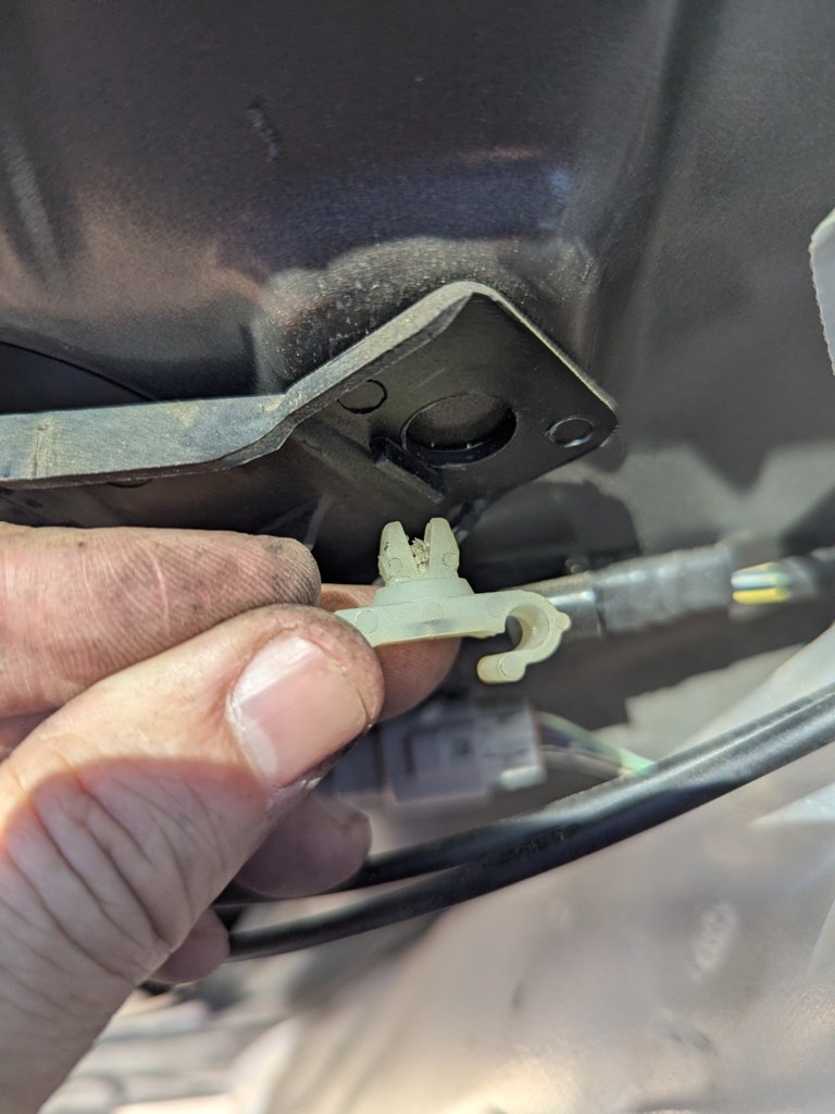 2.3 Remove cable clamp - Tougher then it looks.jpg