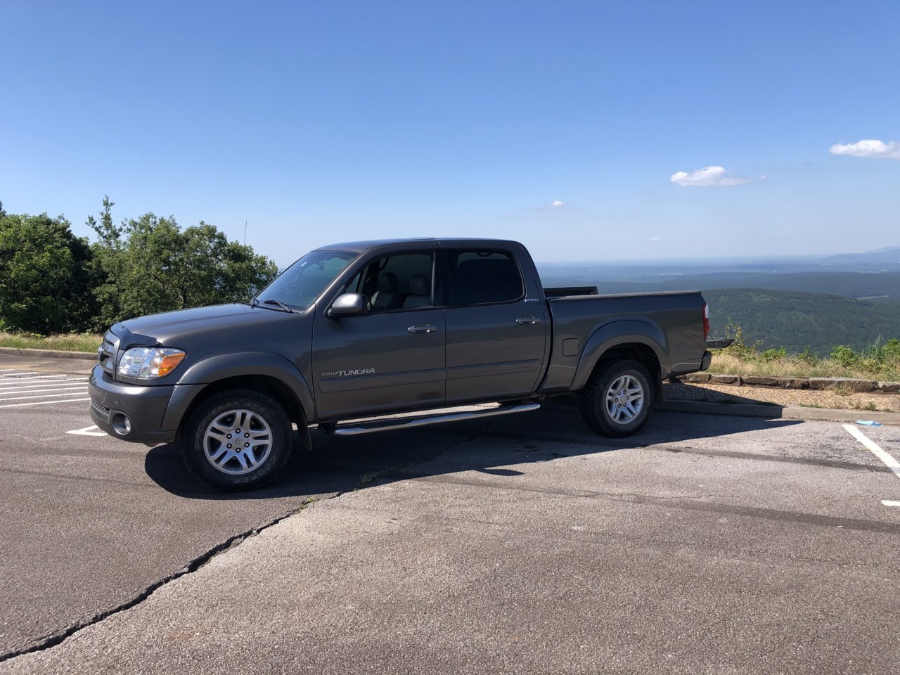2006 Tundra on pkway.jpg