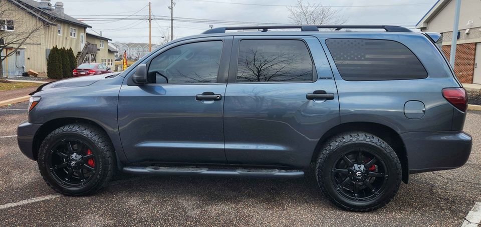 2008 Toyota Sequoia Limited_01.jpg