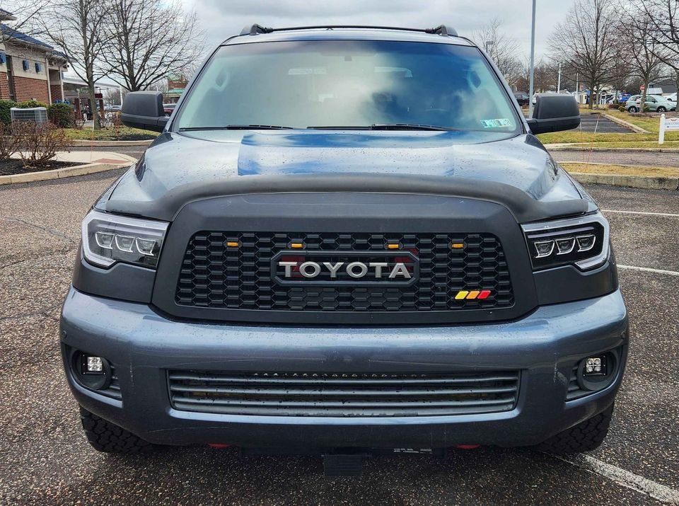 2008 Toyota Sequoia Limited_02.jpg