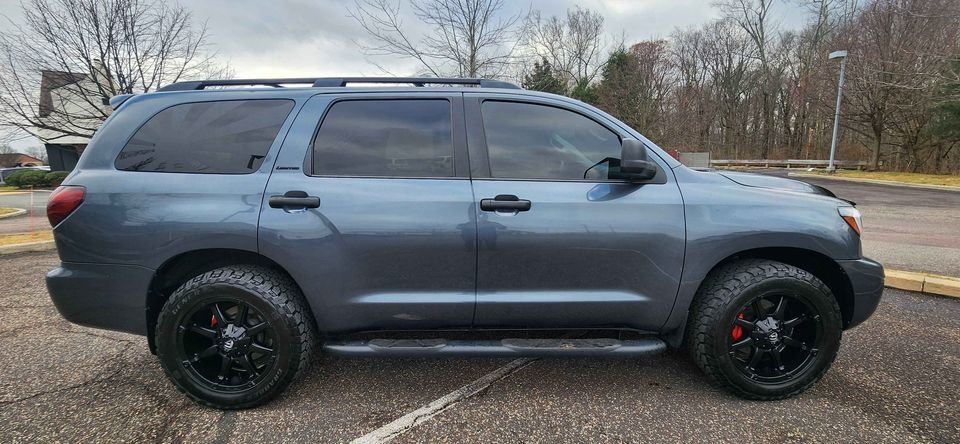 2008 Toyota Sequoia Limited_03.jpg