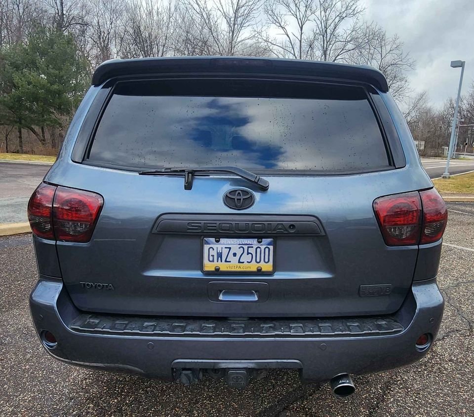 2008 Toyota Sequoia Limited_04.jpg