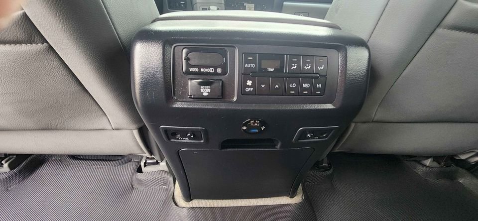 2008 Toyota Sequoia Limited_15.jpg