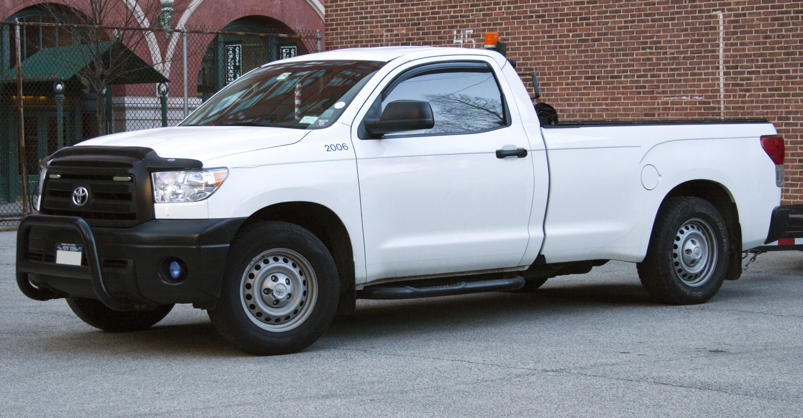 2010-12_Toyota_Tundra_long_bed.jpg