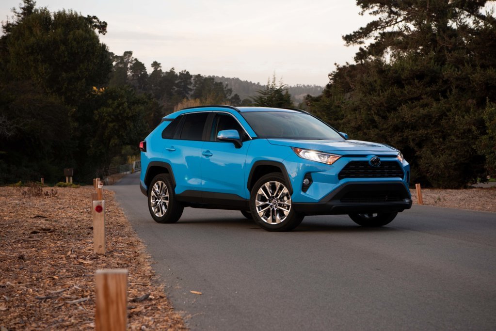 2019_Toyota_RAV4_XLE_Premium_AWD_BlueFlame_15_EDF090147DEF9457646C220DAA41F3371619239D.jpg