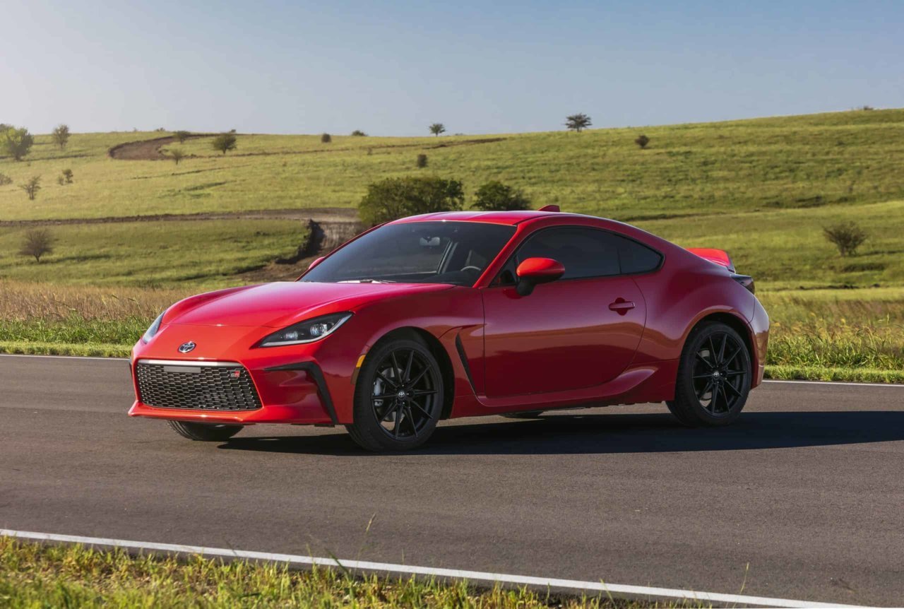 2022-Toyota-GR86-front-three-quarters-02.jpg