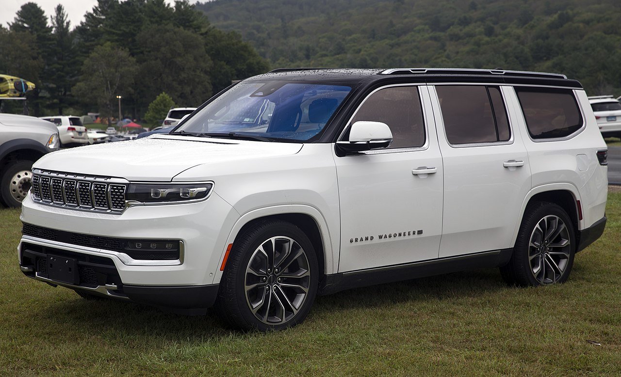 2022_Jeep_Grand_Wagoneer_Series_III_in_Bright_White_and_Black,_front_left.jpg