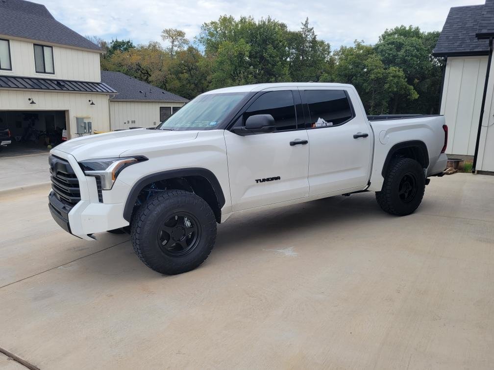 2023 Tundra White FN5579639255 Five Star 17x9” +25 6x139.7 35” Toyo King Lift (2).jpg