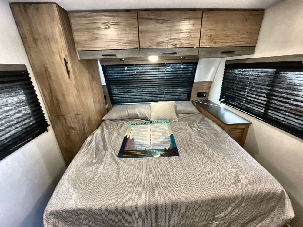2025_forest_river_campsite_ultra_19kb_ocfl2450788_impel-capture_close-up_bedroom-1.jpg