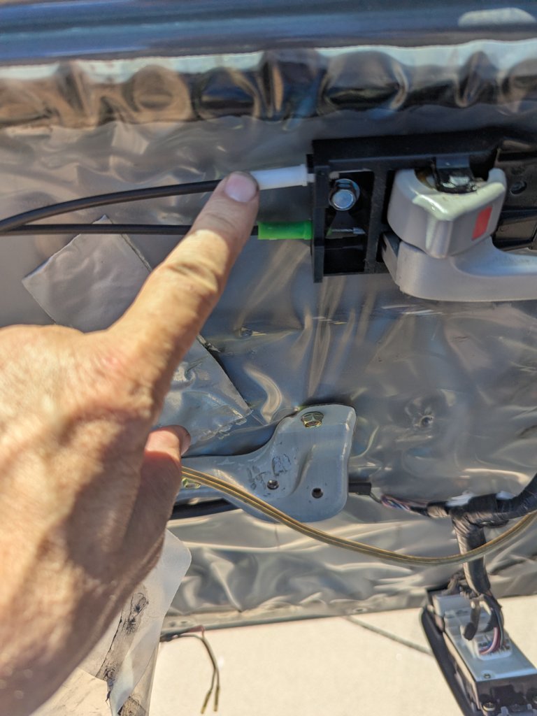 3.2 Identify white cable is lock.jpg