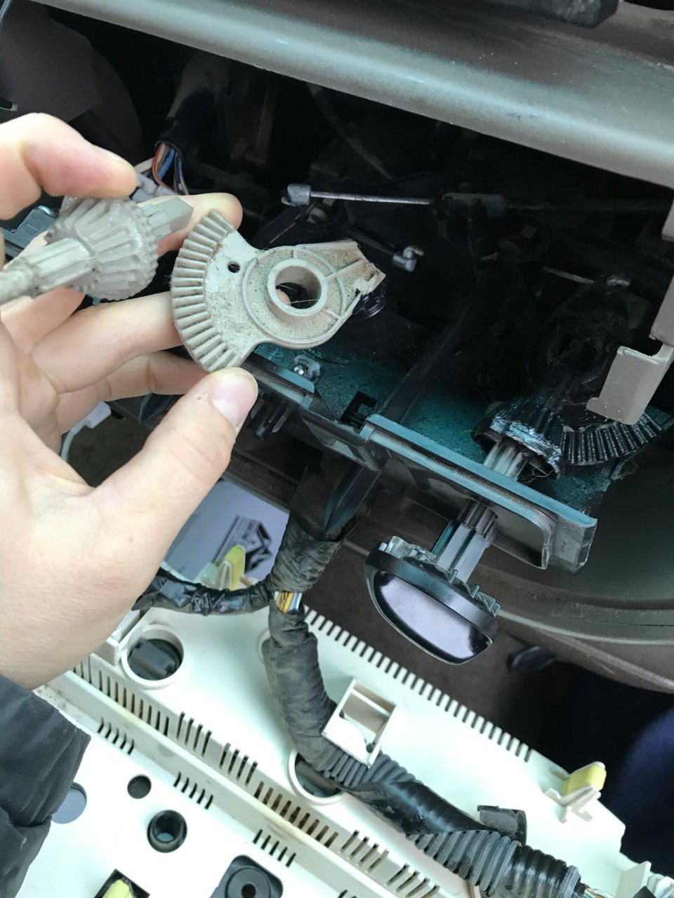 Broken temperature control switch | Toyota Tundra Forum