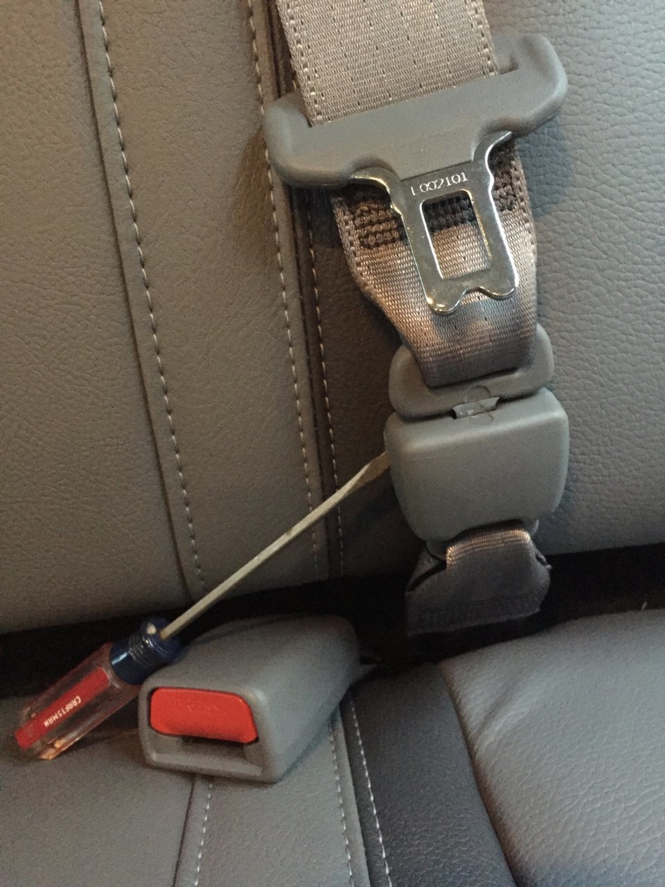 How To Fix Car Seat Belt Buckle Stuck In Middle | Brokeasshome.com