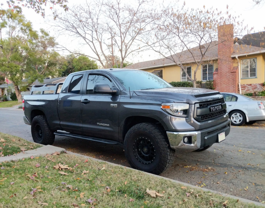 Тойота тундра рам. Toyota Tundra Overland. Toyota Tundra sr5 v8 Терминатор 3. Тойота тундра с турбиной. Тойота тундра во дворе частного дома фото.