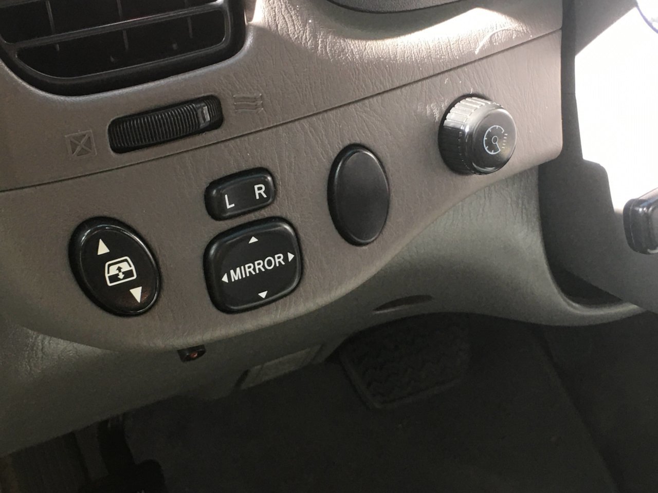 blank switch on 2006 Tundra.jpg