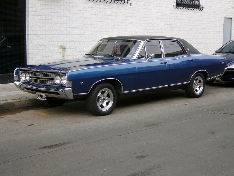Blue_Argentine_Ford_Fairlane.jpg