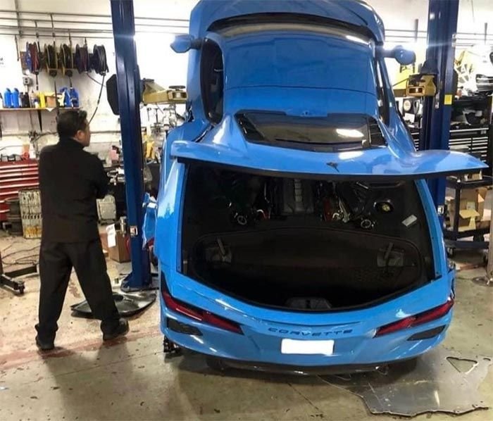 c8-corvette-falls-off-car-lift-thankfully-nobody-was-hurt_2.jpg