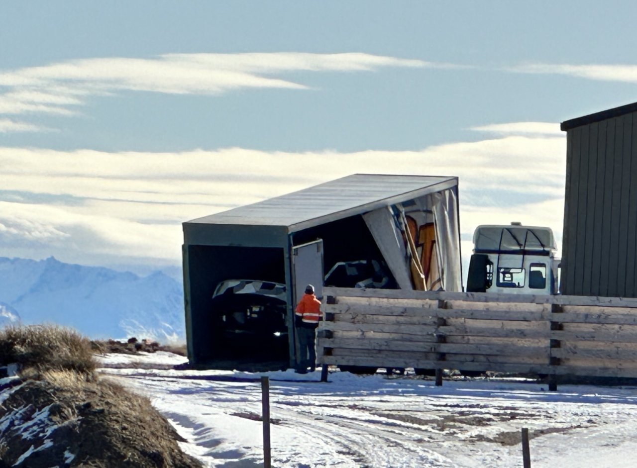 cybertruck-frunk-open2.jpg