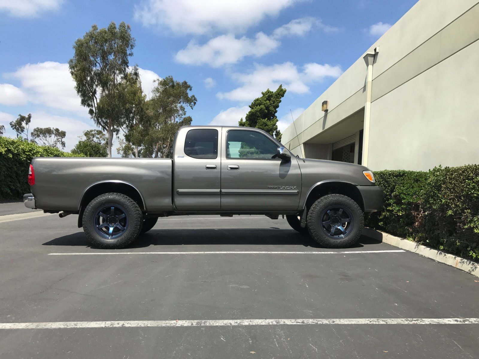 Dustin's Tundra with 18x9 BFD Dark Metallic Blue.jpg