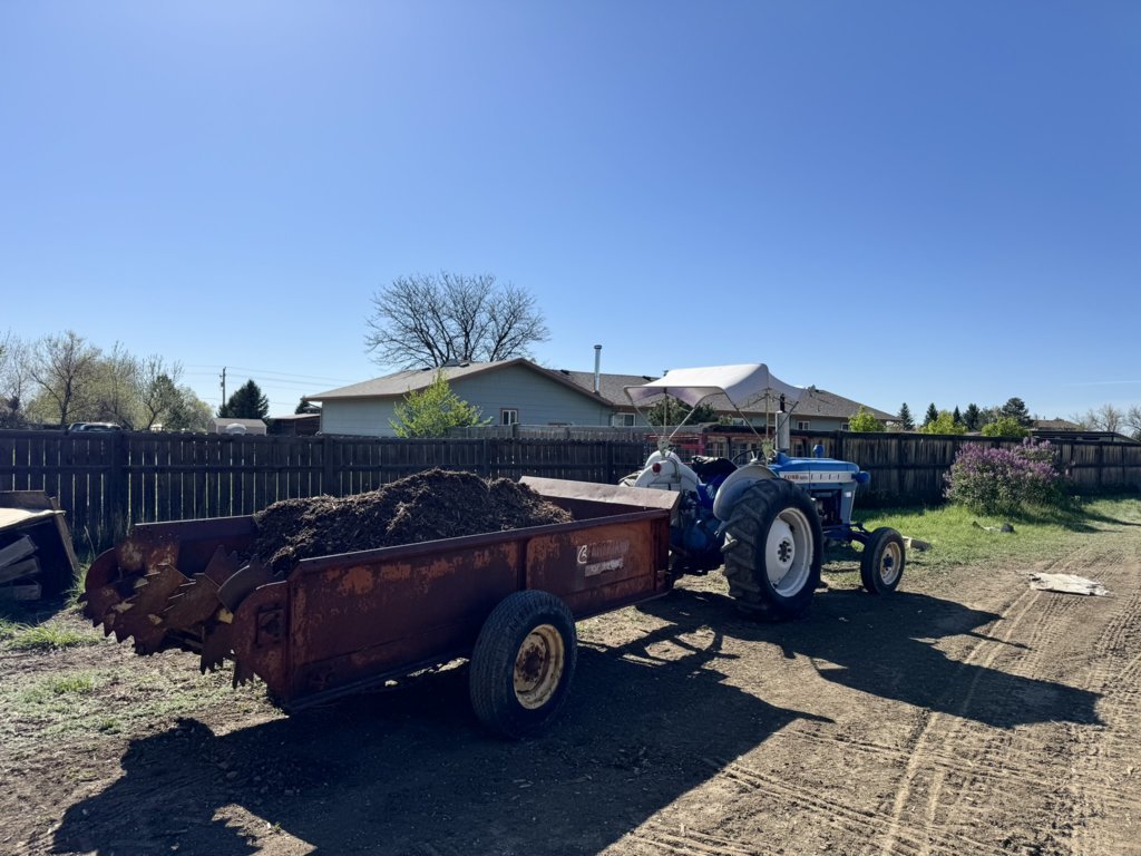 Ford 3000 first spreader load.jpg