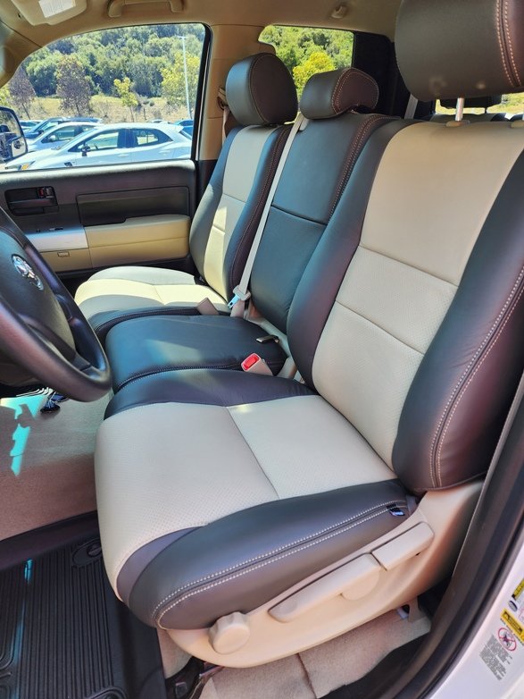 front_seats_center_up2.jpg