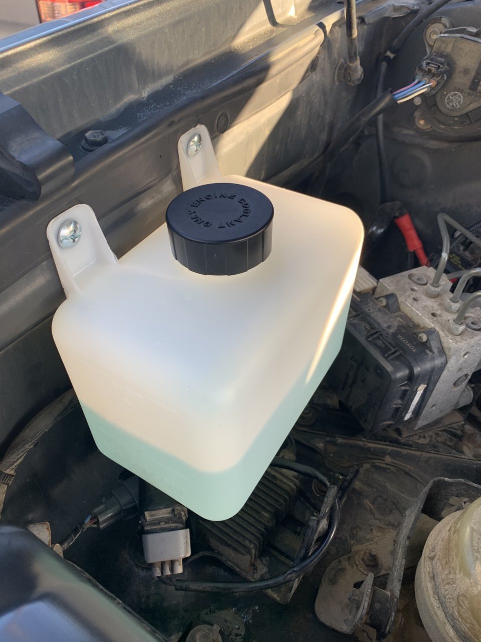 Nice little washer fluid reservoir relocation that I don't see often  online, thought I'd share :) 💭 : r/e46