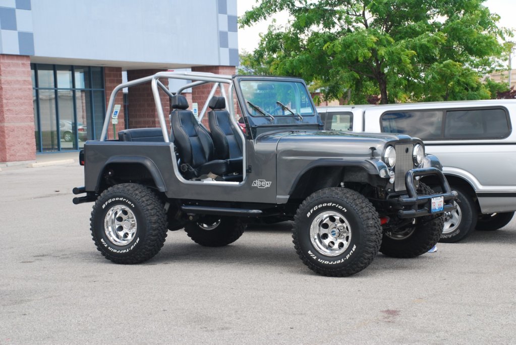 Jeep at Hooters 1.jpg