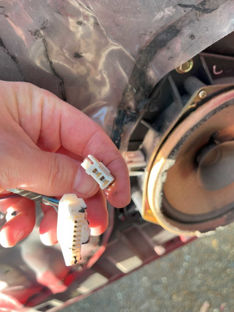 Lower speaker connection.jpg
