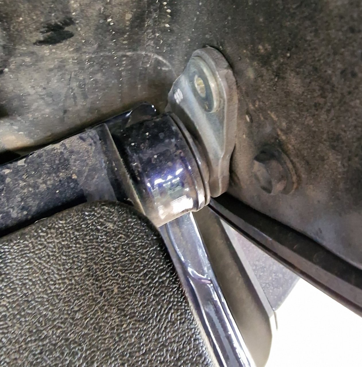 R tailgate hinge.jpg