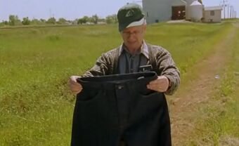 S02E05-Oscar_w_pants.jpg