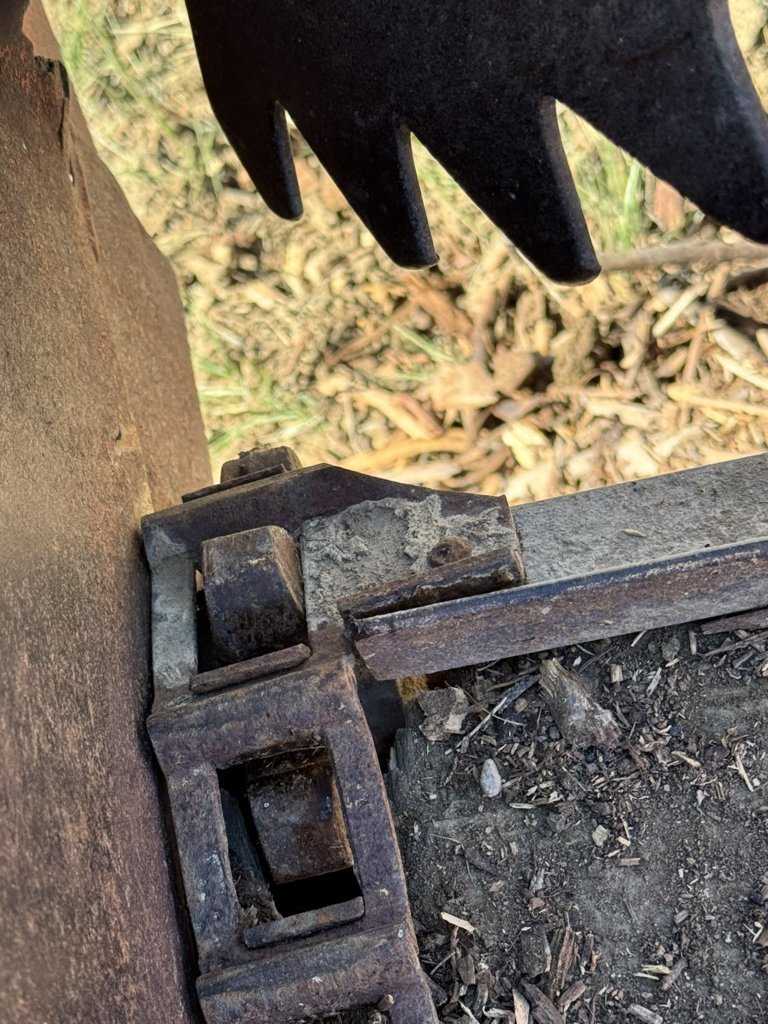 Spreader broken feeder bar.jpg