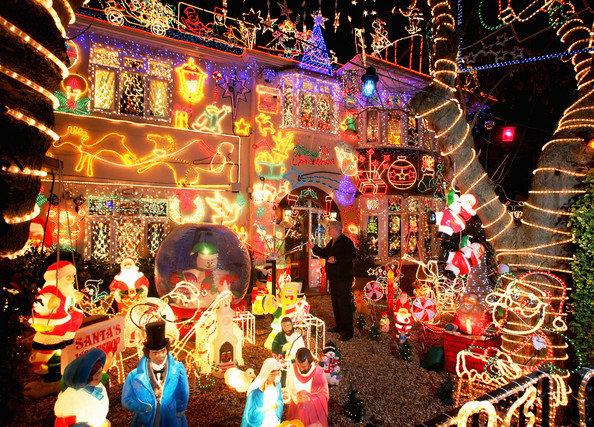 Suburbia+Lights+Up+Christmas+fVEH2EiIl-Gl.jpg