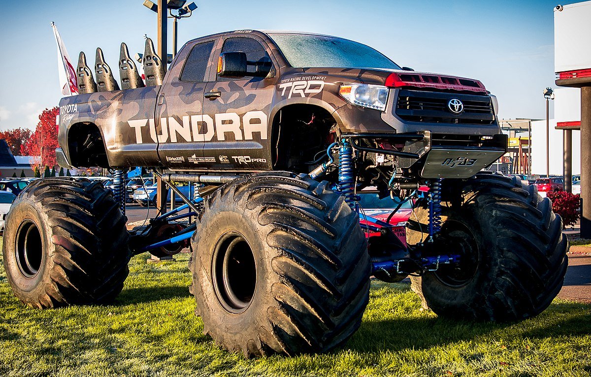 Toyota_Tundra_Monster_Truck_(15764769182).jpg