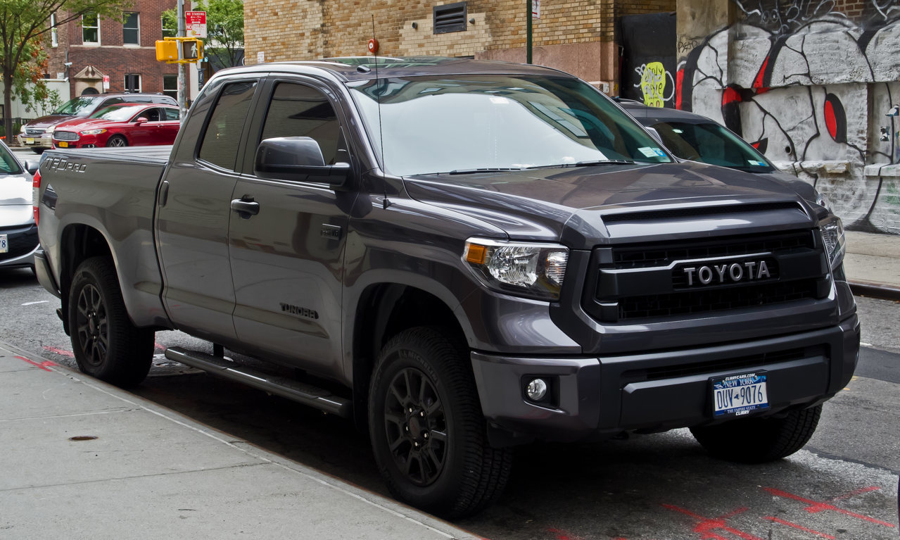 Toyota_Tundra_TRD_Pro_5.7_V8_(II,_Facelift)_–_Frontansicht,_1._Oktober_2016,_New_York.jpg