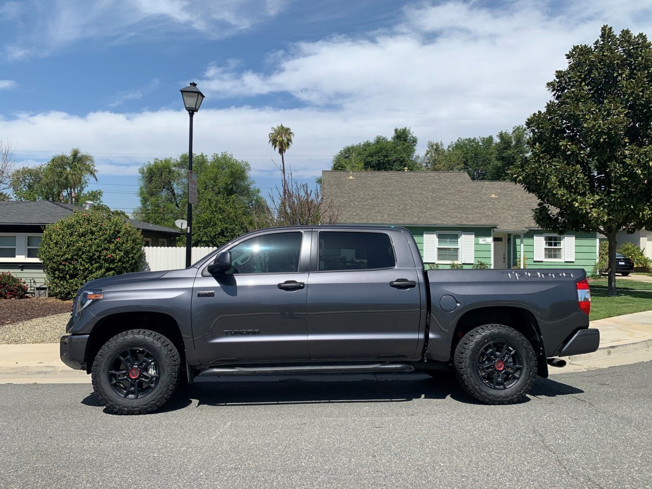 Tundra 2021 275-70-18 Tires.jpg