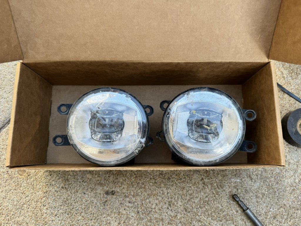 Tundra factory fog lights.jpg
