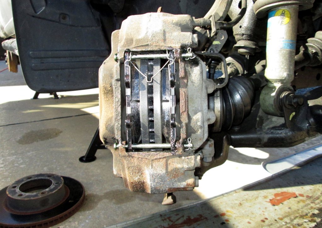 Tundra new front brakes 2022 016.jpg