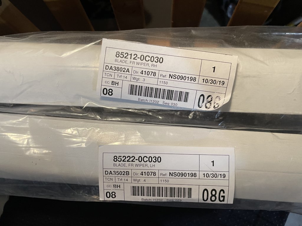 Tundra OEM wiper blades.jpg