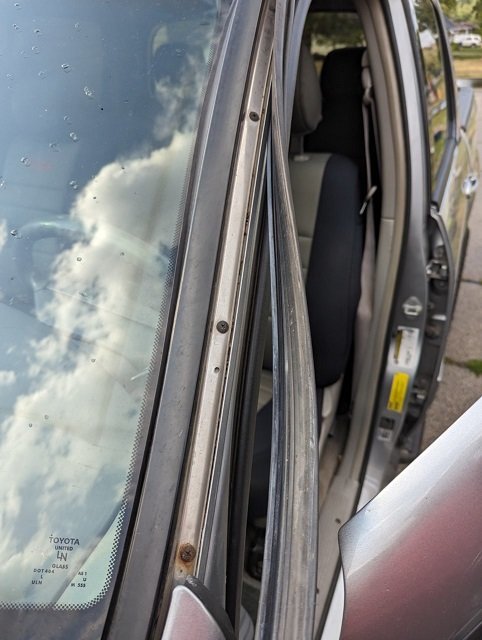 windshield trim.jpg