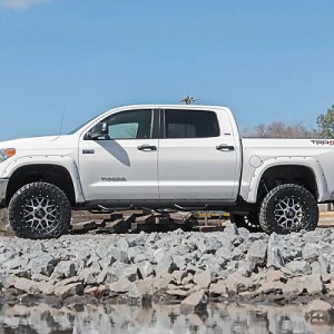 Toyota-16-tundra-white-profile-trains-773n2_2