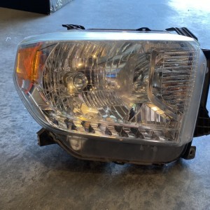 R Headlight - Pic 1 of 4