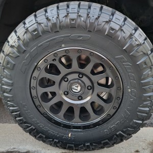 18" Fuel Vectors w/ 35" Nitto Ridge Grapplers